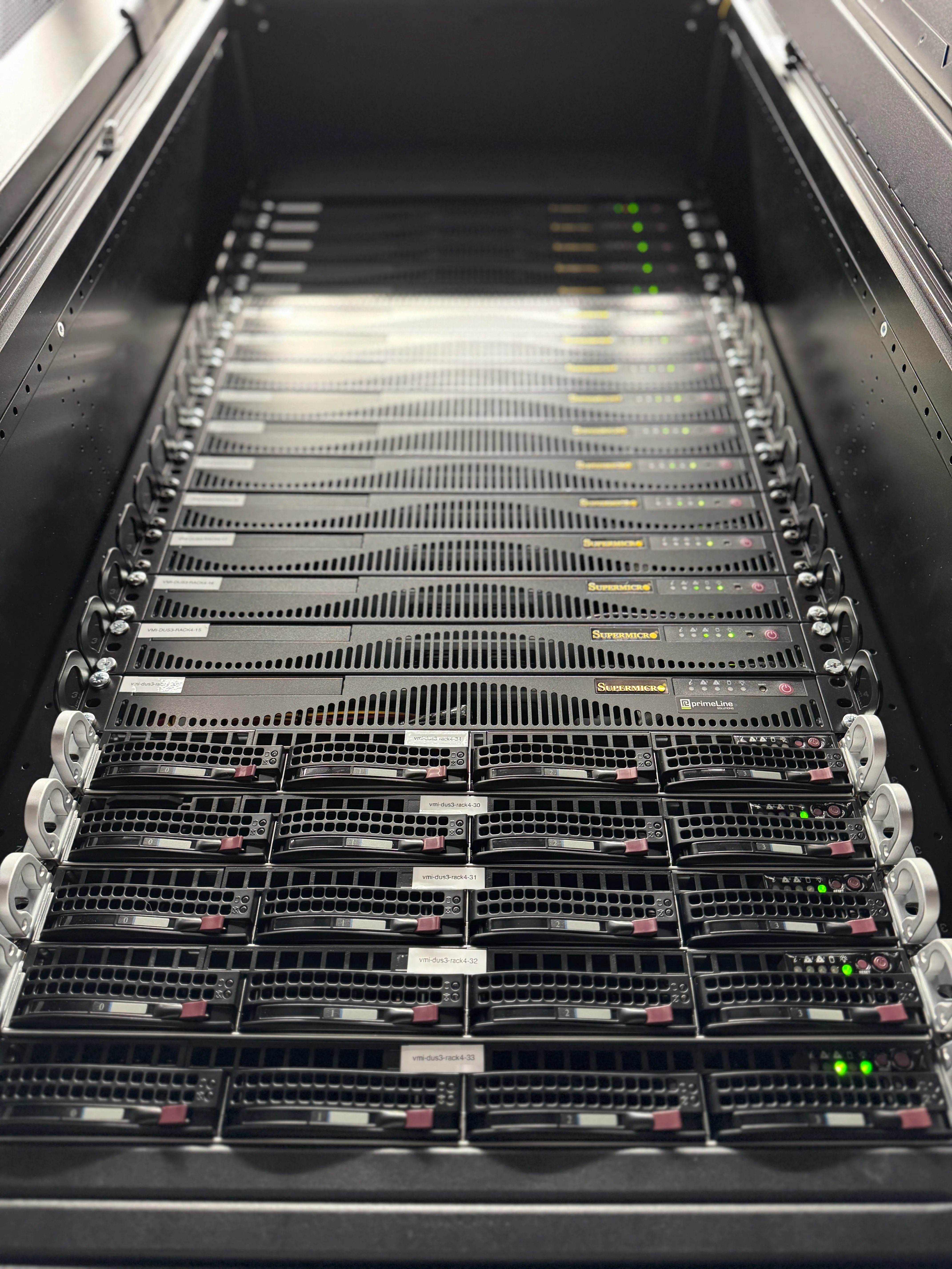 Blick in eines unserer Racks im ConnectaPark Düsseldorf: dicht bestückte Reihe aus 1U-Supermicro-Servern mit Status-LEDs